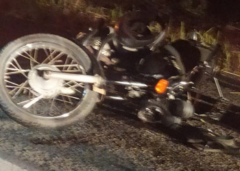 Colisão entre moto e bicicleta deixam três pessoas feridas em Água Branca
